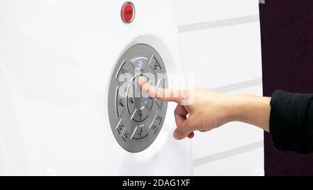 Finger-auf-Einstellungen-Tasten des modernen mrt-Scanners im Krankenhaus, medizinischen Geräten und Gesundheitswesen. Stockfoto