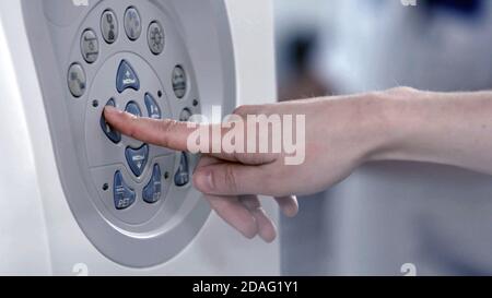 Nahaufnahme beim Drücken der Einstellungstasten des MRT-Scanners. Stockfoto