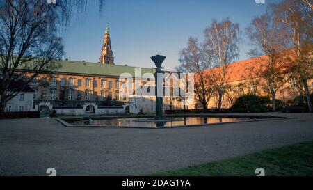 Brunnen im Park zwischen dem Christiansborg Palast und dem Dänischen Jüdischen Museum in Kopenhagen, Dänemark. Stockfoto