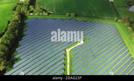 Green Energy Solarpark mit vielen Photovoltaik-Panels, Luftbild. Stockfoto