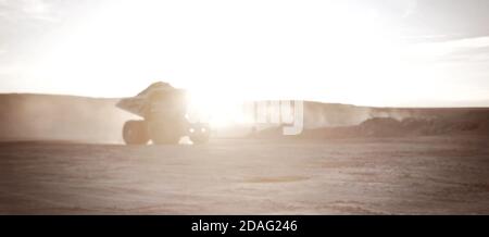 Schlepper im Steinbruch bei Sonnenaufgang oder Sonnenuntergang Hintergrund Stockfoto