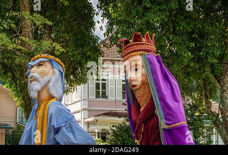 Petropolis, Brasilien - 23. Dezember 2008: Weihnachtskrippe im grünen Park: Nahaufnahme von Büsten von 2 besuchenden Königen. Stockfoto