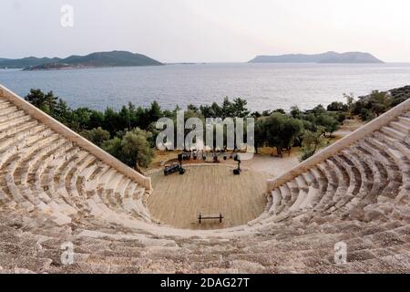 Altes griechisches Amphitheater in Kas (Türkei). Antikes Amphitheater am Meer. Antike Sehenswürdigkeiten. Stockfoto