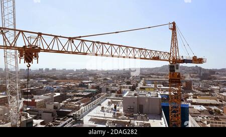 Industriebaukrane mit der Stadt im Hintergrund Stockfoto