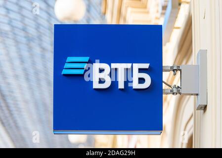 MOSKAU - Okt 28: Schild mit dem Logo der VTB Bank oder ВТБ in Moskau, Oktober 28. 2020 in Russland Stockfoto