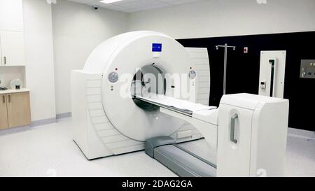 Medizinische CT oder MRT oder PET Scan steht im modernen Krankenhauslabor im Krankenhaus, medizinische Geräte und Gesundheitswesen. Stockfoto