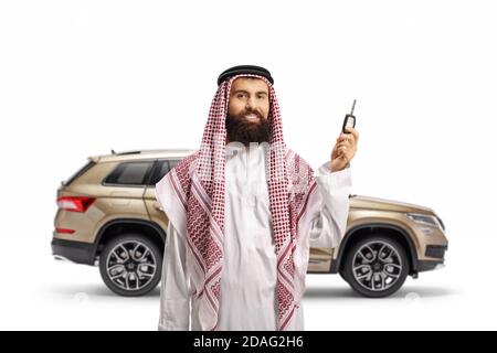 Saudi-arabischer Mann mit einem suv lächelt und zeigt Schlüssel Isoliert auf weißem Hintergrund Stockfoto