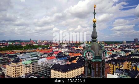 Auffallender Uhrenturm, Panorama-Luftaufnahme von Stockholms alten Gebäuden, Schweden Stockfoto