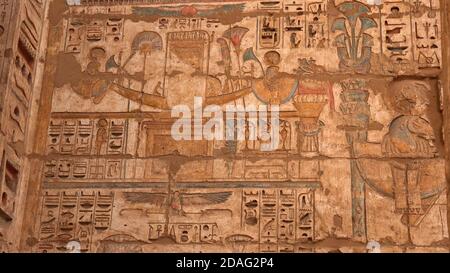 Echte altägyptische Schnitzereien von Hieroglyphen an Außenwänden von Ein alter Tempel Stockfoto