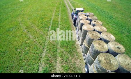 Ansicht des Rundballen-Transports auf Traktoranhänger Stockfoto