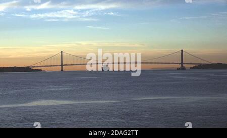 Schiff unter der Golden Gate Bridge in San Francisco, USA Stockfoto