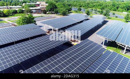 Solarstrom in der Autostation, Luftdrohne Ansicht von Solarpanel überdachte Parkdach Stockfoto