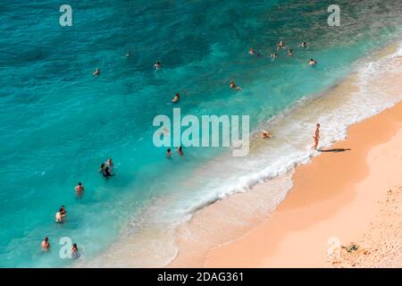 Blick auf den türkisfarbenen Strand. Schöner Kaputas Strand (Türkei) mit Menschen, die unter der Sonne und im Meer ruhen Stockfoto