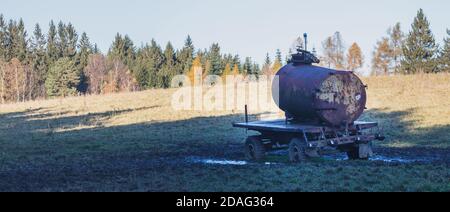 Wassertank, Trinker für Rinder auf der Weide, Herbsttag Stockfoto