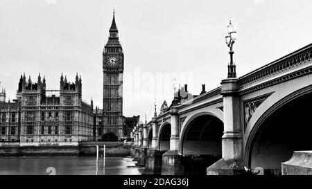 westminster Brücke und elizabeth Turm Big Ben Blick auf den Sonnenuntergang, London England. Schwarz und weiß. Stockfoto