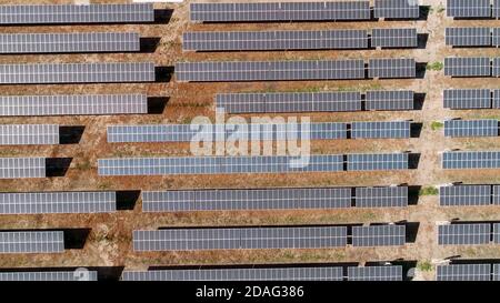 Luftaufnahme von Solarzellen, in der Wüste an einem sonnigen Tag. Stockfoto