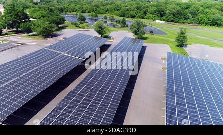 Autoparkstation mit Dach von Solarpanel in Luftaufnahme bedeckt. Stockfoto