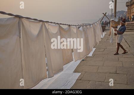 Varanasi, Indien, Dezember 2015. Kleidung hängend Trocknen in einem Ghat. Stockfoto