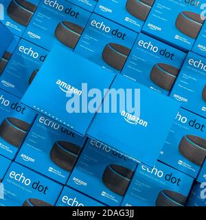 Orlando, FL/USA-10/14/20: Boxen von Amazon Echo Dot virtural Assistants zum Verkauf in einem Display bin in einem Best Buy-Kette Elektronik-Einzelhandelsgeschäft. Stockfoto