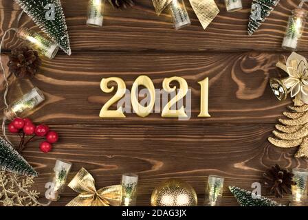 Neujahr 2021 Goldene Zahlen auf Holzhintergrund mit Neujahr Dekor, Happy Christmas Hintergrund Stockfoto