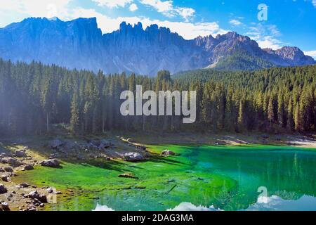 Smaragdgrüne Wasser auf dem Lago di Carezza Stockfoto