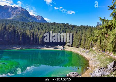 Smaragdgrüne Wasser auf dem Lago di Carezza Stockfoto