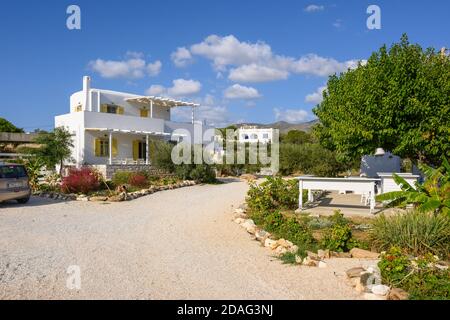 Paros, Griechenland - 27. September 2020: Paros, Griechenland - 27. September 2020: Schöne Ferienvilla in Strandnähe im Dorf Logaras auf der Insel Paros Stockfoto