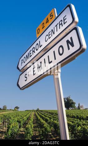 SAINT EMILION POMEROL WEINBERGE TOUR Road Zeichen zu renommierten Französisch Weinbaugebiete von Pomerol und St-Émilion auf der d245 Mit Weinbergen dahinter Stockfoto