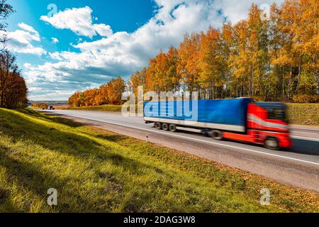 Schnell fahrender LKW auf einer Autobahn in Bayern, Deutschland, Europa. Transport, Fracht und Lieferung. Stockfoto