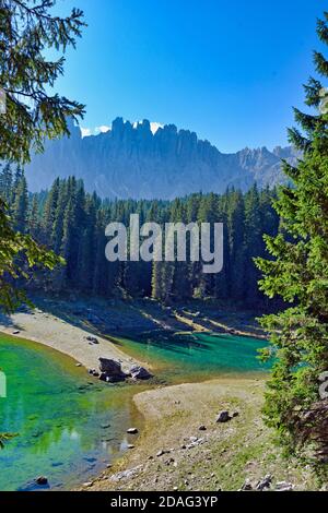 Smaragdgrüne Wasser auf dem Lago di Carezza Stockfoto