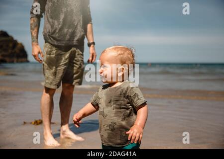 Kleinkind im Badeurlaub Stockfoto