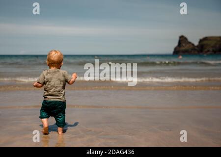 Kleinkind im Badeurlaub Stockfoto