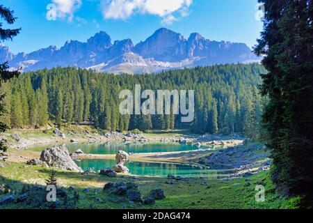 Smaragdgrüne Wasser auf dem Lago di Carezza Stockfoto