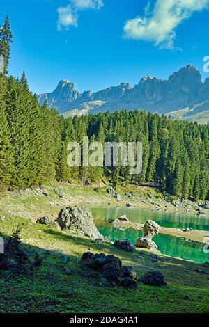 Smaragdgrüne Wasser auf dem Lago di Carezza Stockfoto