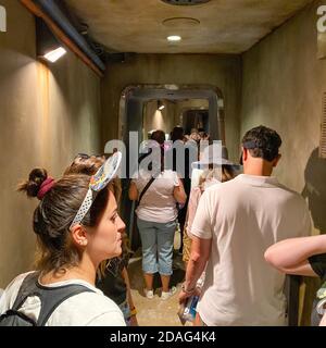 Orlando,FL/USA-10/5/19: Leute warten in der Schlange, um auf der Millenium Falcon Smuggler's Run Ride in der Star Wars Galaxy's Edge Gegend der Hollywood Street zu gehen Stockfoto