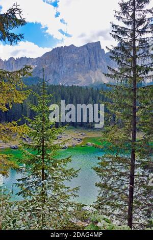 Smaragdgrüne Wasser auf dem Lago di Carezza Stockfoto