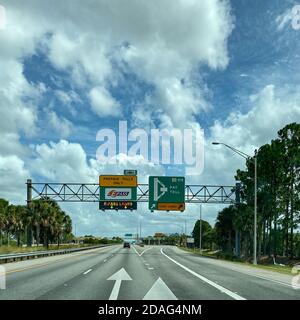 Orlando, FL/USA -10/6/19: eine Mautstraße Zeichen, der angibt, wo die Leute fahren sollte auf Mautgebühren für EPass und Sunpass in Orlando, Florida. Stockfoto