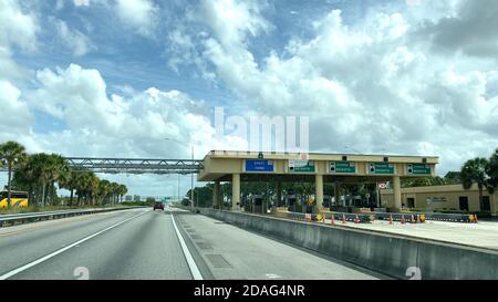 Orlando, FL/USA -10/6/19: Eine Reihe von Mautstellen für Leute, die Mautgebühren für EPass und Sunpass in Orlando, Florida, zu zahlen. Stockfoto