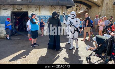 Orlando, FL/USA-10/5/19: Kylo Ren und zwei Sturmtruppen, die durch die Star Wars Galaxy's Edge Gegend des Hollywood Studios Park in Walt Disney Worl laufen Stockfoto