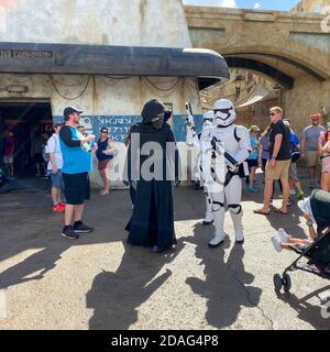 Orlando, FL/USA-10/5/19: Kylo Ren und zwei Sturmtruppen, die durch die Star Wars Galaxy's Edge Gegend des Hollywood Studios Park in Walt Disney Worl laufen Stockfoto