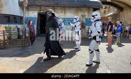 Orlando, FL/USA-10/5/19: Kylo Ren und zwei Sturmtruppen, die durch die Star Wars Galaxy's Edge Gegend des Hollywood Studios Park in Walt Disney Worl laufen Stockfoto