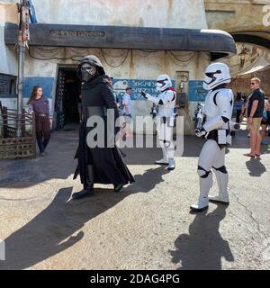 Orlando, FL/USA-10/5/19: Kylo Ren und zwei Sturmtruppen, die durch die Star Wars Galaxy's Edge Gegend des Hollywood Studios Park in Walt Disney Worl laufen Stockfoto