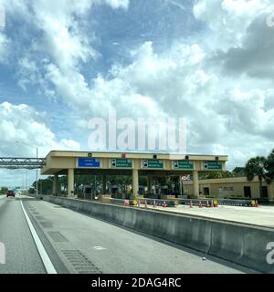 Orlando, FL/USA -10/6/19: Eine Reihe von Mautstellen für Leute, die Mautgebühren für EPass und Sunpass in Orlando, Florida, zu zahlen. Stockfoto