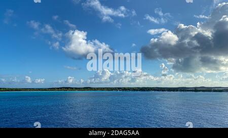 Die private Insel Half Moon Cay auf den Bahamas an einem sonnigen Tag mit blauem Himmel. Stockfoto