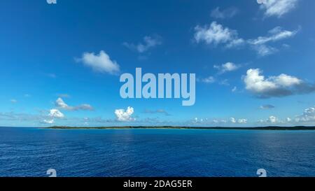 Die private Insel Half Moon Cay auf den Bahamas an einem sonnigen Tag mit blauem Himmel. Stockfoto