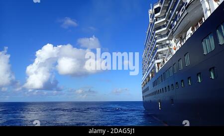 Half Moon Cay/Bahamas -10/31/19: Die Holland America Line Zuiderdam Kreuzfahrt Schiff vor Anker gegangen der privaten Insel Half Moon Cay in den Bahamas auf einem Su Stockfoto