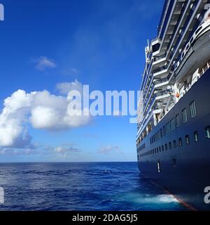 Half Moon Cay/Bahamas -10/31/19: Die Holland America Line Zuiderdam Kreuzfahrt Schiff vor Anker gegangen der privaten Insel Half Moon Cay in den Bahamas auf einem Su Stockfoto