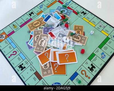 Orlando, FL/USA -12/20/19: Stücke für das Spiel Monopol von Hasbro auf einem weißen Hintergrund. Konzept business, Banking, Immobilien, und Game over. Stockfoto