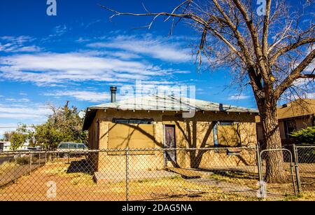 Small Abandoned One Story Home Mit Aufgestiegen Windows & Tür Stockfoto