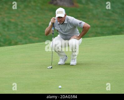 Augusta, Usa. November 2020. Lee Westwood Reihen einen Putt auf dem zehnten Loch in der ersten Runde des 2020 Masters Golf-Turnier im Augusta National Golf Club in Augusta, Georgia am Donnerstag, 12. November 2020. Foto von Kevin Dietsch/UPI Kredit: UPI/Alamy Live News Stockfoto